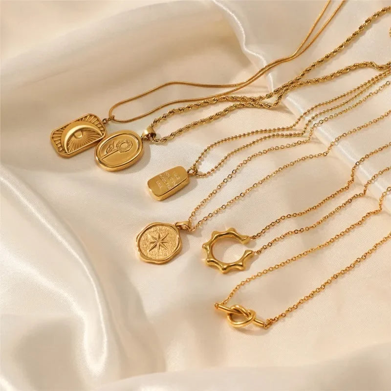 Kette Gold auf Seidentuch Mond Blume Liebe Kompass Sonne Knoten
