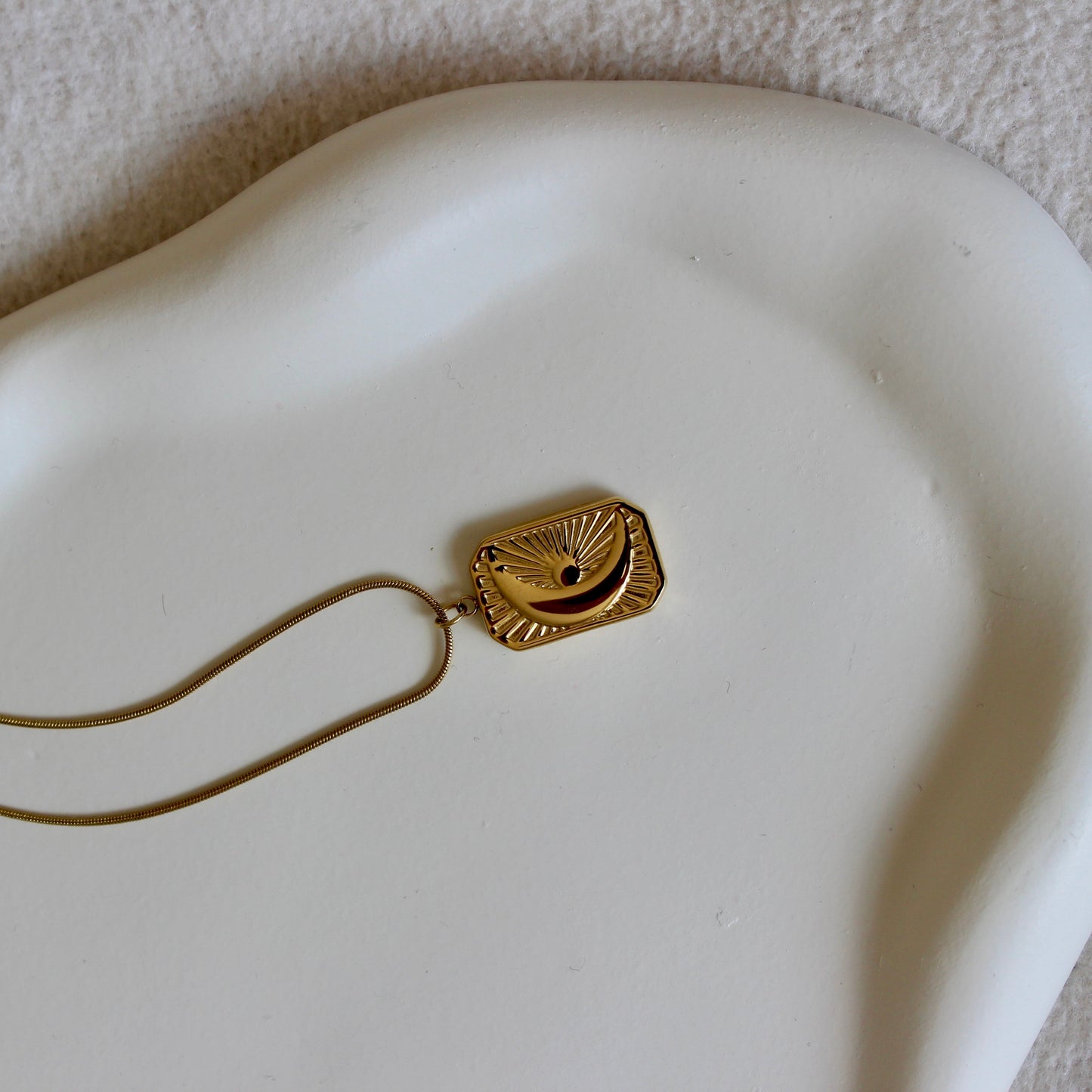 Mond Kette Gold Frauen auf Keramik Tablett