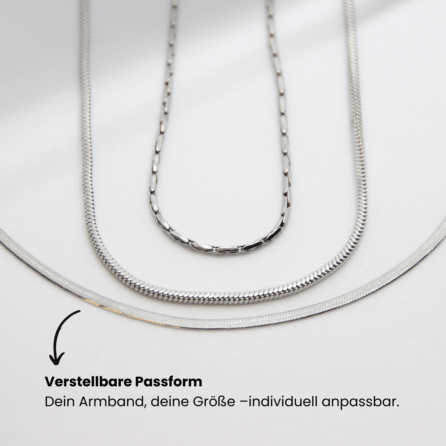 Edelstahl Armband, geflochten auf weißem Hintergrund