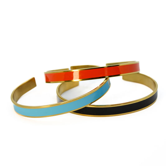 Armreif Schwarz Orange Blau Gold elegant auf weißem Hintergrund Damenschmuck