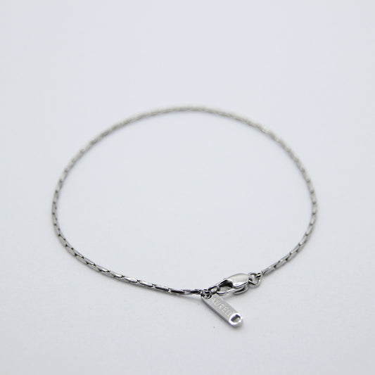 Edelstahl Armband, geflochten mit AURELL Logo auf weißem Hintergrund