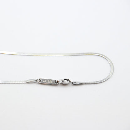 Edelstahl Armband, geflochten mit AURELL Logo auf weißem Hintergrund